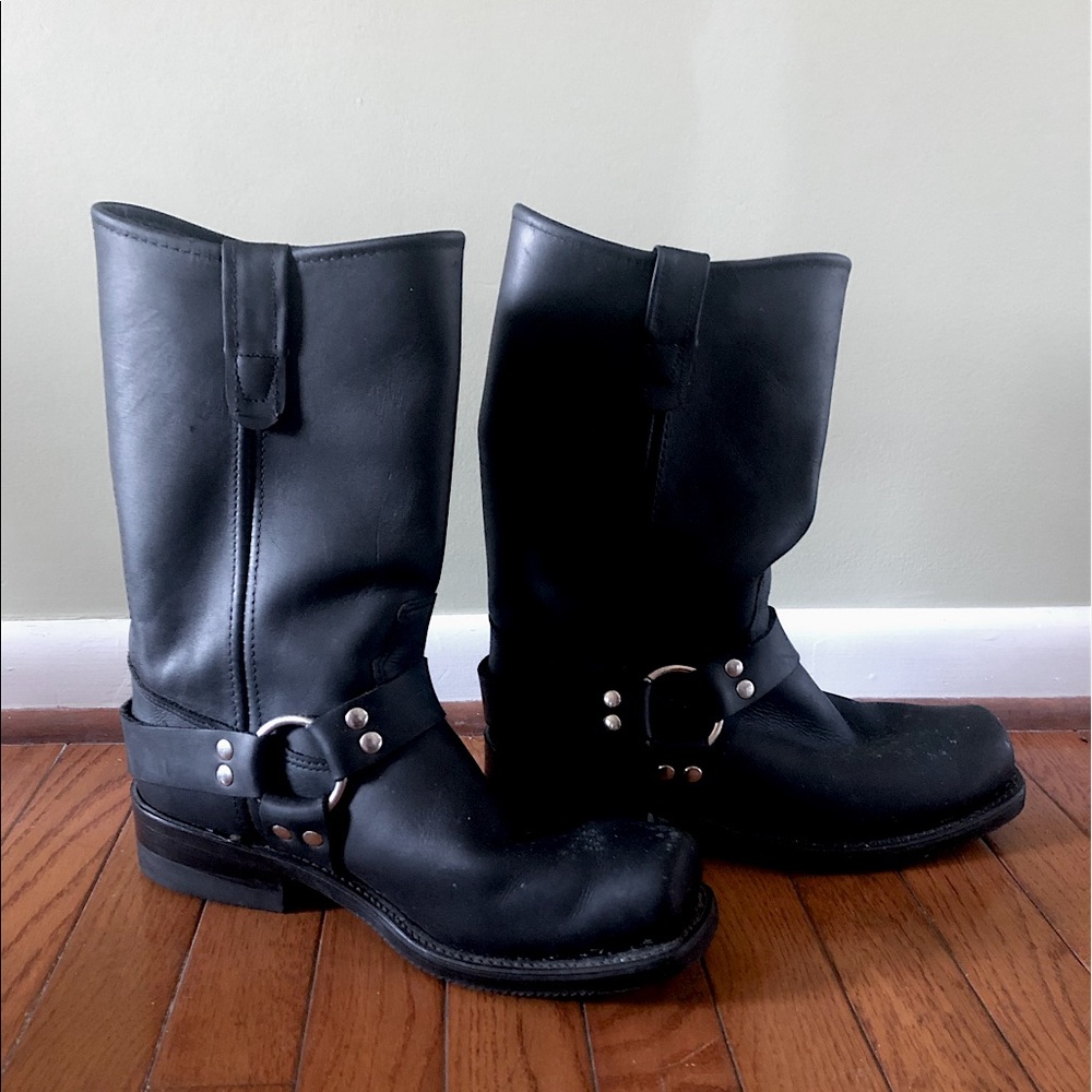 Men’s leather cowboy boots.Size 8,5-9.The condition is excellent!